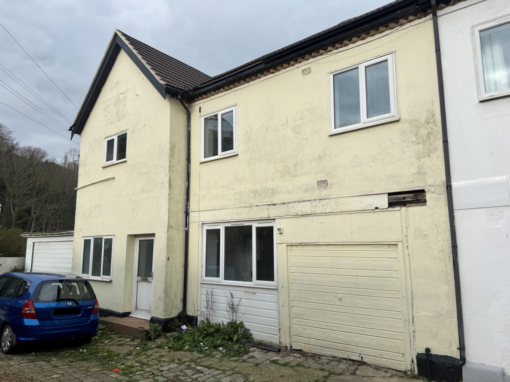 Lot: 103 - FOUR-BEDROOM SEMI-DETACHED HOUSE - Front of property